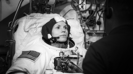 泽娜·卡德曼穿上她的宇航员装备.